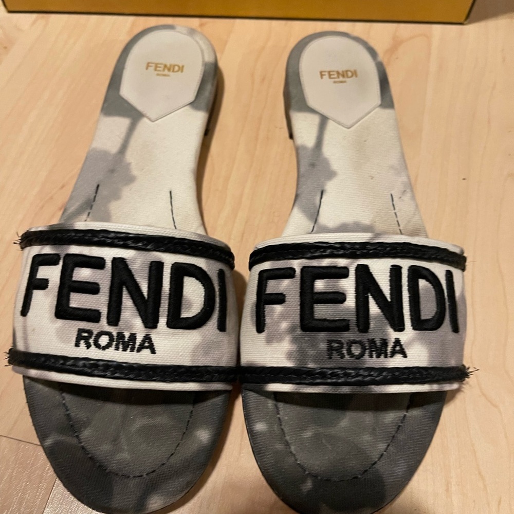 FENDI SANDALS - Picture 2 of 9